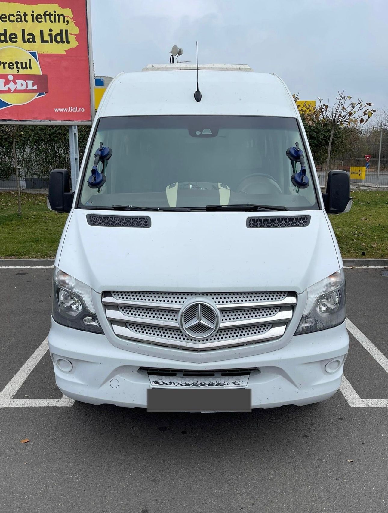 Mercedes Sprinter — windshield, Lidl parking