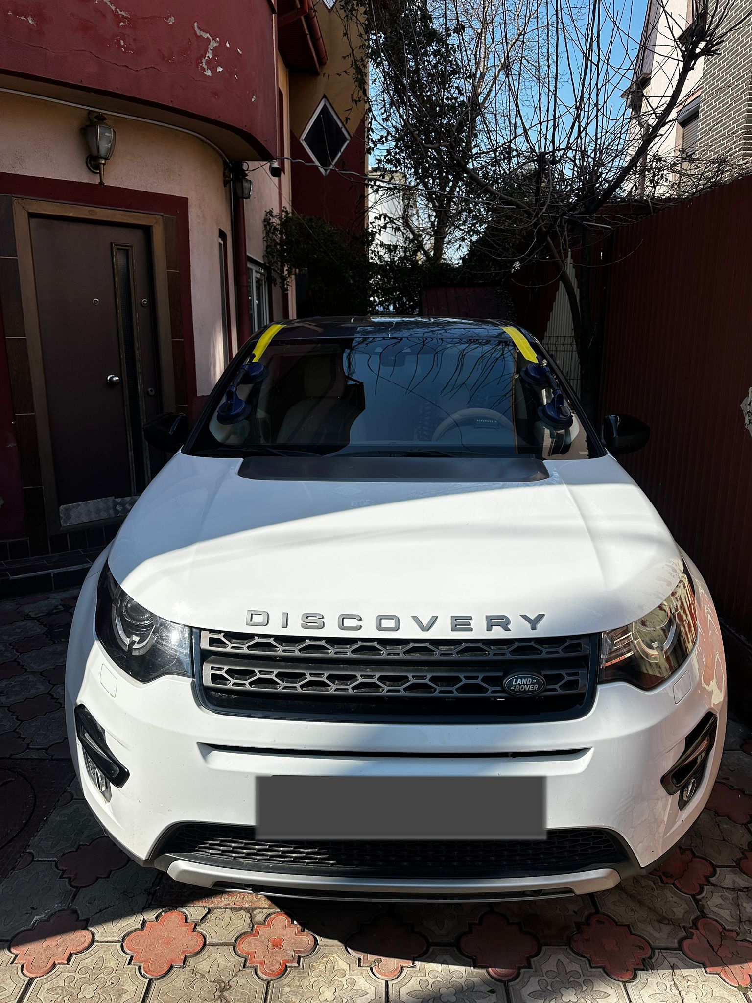 Land Rover Discovery — windshield, courtyard