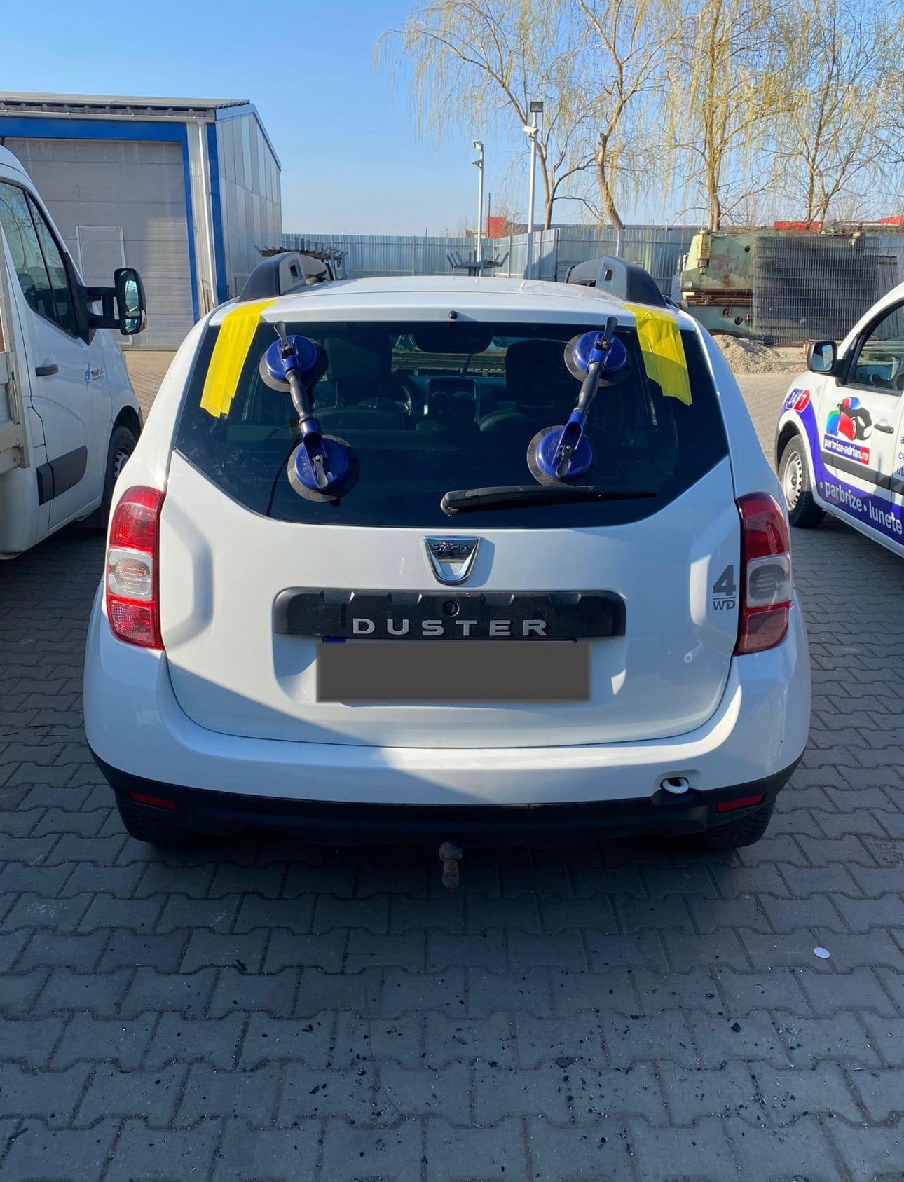 Dacia Duster — rear glass, next to APB van