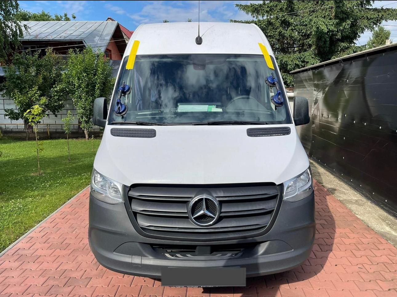 Mercedes Sprinter — windshield, driveway